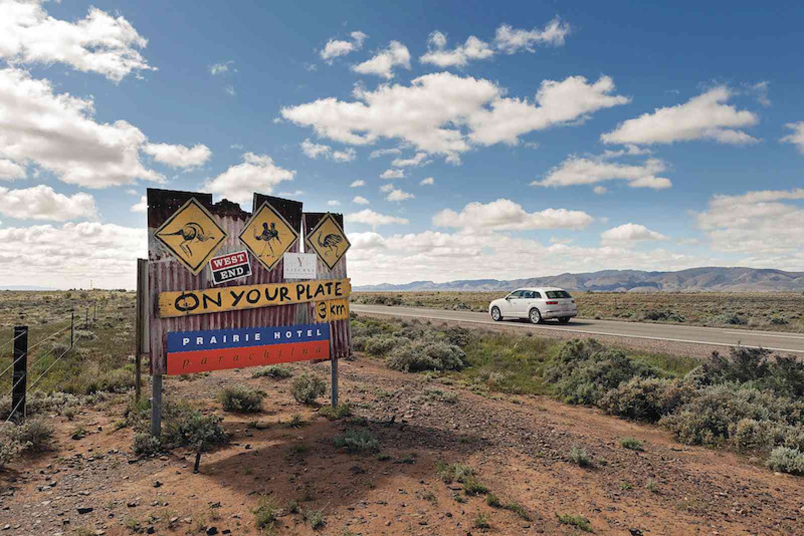 Südaustralien Outback: Straßenschild zum Prairie Hotel in Parachilna Straßenschild zum Prairie Hotel in Parachilna