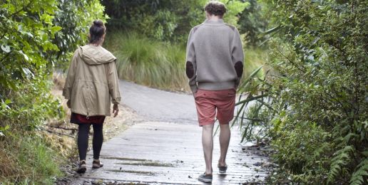 Man op reis in Nieuw-Zeeland: natuurthee